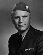La tête et les épaules d'un homme dans une guerre mondiale uniforme Deux-ère de la Marine des États-Unis.