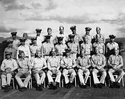 Vingt-huit marins dans l'uniforme de la Marine des États-Unis pose sur le pont d'un deux-ère guerre mondiale Aircraft Carrier.