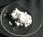 Blanc lumped poudre sur une plaque de verre