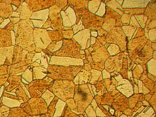Un motif de mosaica composé de composants ayant différentes formes et nuances de brun.