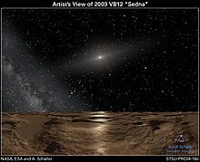le Soleil apparaît simplement comme un point de lumière, distendue par la poussière. La surface de Sedna est glace rouge, lueur faiblement au soleil de midi
