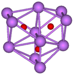 Le schéma de boule-et-bâton montre trois octaèdres réguliers où chaque octaèdre est relié aux deux autres par une face chacun. Tous les trois octaèdres ont un bord en commun. Les onze sommets de la structure sont des sphères représentant violets césium, et au centre de chaque octaèdre est une petite sphère rouge représente l'oxygène.