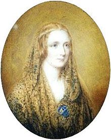 Portrait ovale d'une femme portant un châle et un mince bandeau autour de sa tête. Il est peint sur un fond de couleur lin.