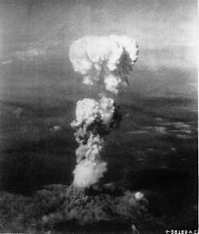 Blanc fragmentred mushrom comme nuage de fumée évolution du sol.