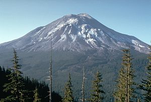 Un grand volcan conique.