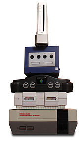 Pile de consoles de jeux vidéo, dont la Wii est la plus petite