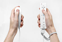 Deux types de contrôleurs de la Wii, une dans chaque main