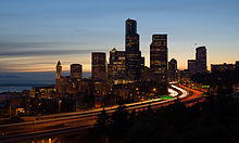 Skyline de la ville à l'aube. Une grande route se enroule dans le centre-ville.