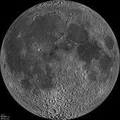 Les irréguliers sombres plaines mare de lave sont de premier plan dans le disque entièrement illuminée. Une étoile brillante unique de éjectas, avec des rayons étirement tiers du chemin à travers le disque, emblazons bas au centre: ce est le cratère Tycho.