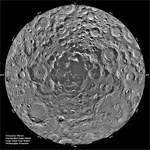 Vingt degrés de latitude du disque de la Lune, complètement couvertes dans les cercles qui se chevauchent de cratères. Les angles d'éclairage sont de toutes les directions, en gardant presque tous les étages de cratère dans la lumière du soleil, mais un ensemble d'étages de cratère fusionnées droit au pôle sud sont complètement masqués.