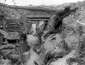 Une tranchée britannique près de la route Albert-Bapaume à Ovillers-La Boisselle, Juillet 1916, pendant la bataille de la Somme. Les hommes sont de la Compagnie A, 11e Bataillon, The Cheshire Regiment.