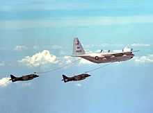 Harriers battant derrière un avion ravitailleur