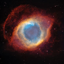 Shell coloré qui a un oeil presque comme l'aspect. Le centre montre la petite étoile centrale avec une zone bleue circulaire qui pourrait représenter l'iris. Ce est entouré par un iris comme zone de bandes orange concentriques. Il est entouré par une zone rouge en forme de la paupière avant que le bord où l'espace brut se affiche. étoiles d'arrière-plan parsèment l'image entière.