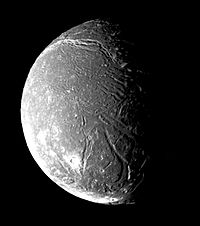 Ariel vu par Voyager 2 en 1986. Le système de canyons Kachina Chasma se étend sur la partie supérieure de l'image.