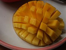 Un réduit de moitié, à l'intérieur-out mangue est coupé en un quadrillage, encore attaché à la peau. La mangue est inside-out, ce qui provoque les rectangles résultant de fruits à évaser dans une tendance similaire à les tentacules d'un oursin.
