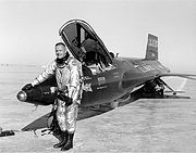 Une photo en noir et blanc d'Armstrong en souriant à l'extérieur d'un X-15