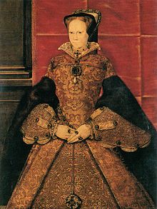 Marie dans une robe ornée