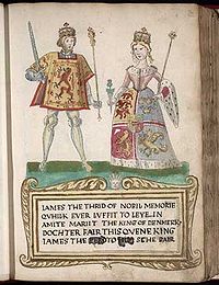 Une image sur une page dans un vieux livre. Un homme à gauche porte des collants et une tunique avec un design au lion et tient une épée et le sceptre. Une femme à droite porte une robe avec un design héraldique bordée d'hermine et porte un chardon dans une main et un sceptre dans l'autre. Ils se tiennent sur une surface verte sur une légende dans Ecossais qui commence