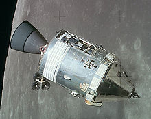 Image du module de service Apollo avec la lune en arrière-plan