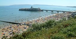 photographie d'une plage de Bournemouth bondée, près de la jetée de Bournemouth, le jour d'un été chaud
