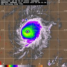 Image satellite de l'ouragan multicolore, avec un œil clair en son centre.