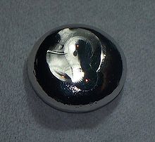 Une baisse aplatie de substance gris foncé.
