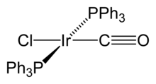 Formule squelettique d'un composé chimique avec un atome d'iridium dans son centre lié à deux groupes P-PH3, à un atome de chlore et un groupe CO.