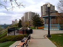 Vers l'ouest le long de la vallée de la rivière Saskatchewan Nord escarpement montrant certains des immeubles d'appartements donnant sur la vallée.