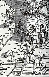 homme avec de longs thingie bâton ladel, se tournant vers une forme de dôme, chaud, four en briques thingie avec écluses en sortir