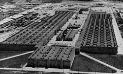 vue de dessus de niveau de grands bâtiments industriels