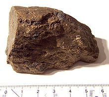 Un bloc brun de forme irrégulière et de surface, environ 6 cm.