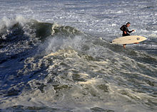 Photo de surfeur catapulté à partir de carton désormais inversé
