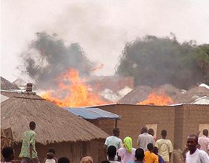Incendie dans Parabongo camp de personnes déplacées, l'Ouganda crop.jpg