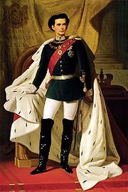 Un jeune homme dans une veste militaire sombre, jodhpurs, de longues bottes, et un manteau d'hermine volumineux. Il porte une épée au côté, une écharpe, une chaîne et une grande étoile. Principalement caché par sa robe est un trône et derrière ce est un rideau avec une crête avec le nom et le titre de Ludwig en latin. D'un côté un coussin tenant une couronne repose sur une table.