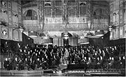 intérieur d'une salle de concert victorienne, montrant l'orchestre et conducteur sur la plate-forme