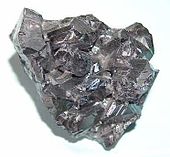 Une boule noir brillant du solide avec une surface inégale.