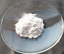Poudre blanche sur une plaque de verre