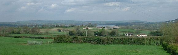 Vue de Chew Valley Lake dans la distance avec des terres agricoles vert au premier plan et les collines dans le lointain