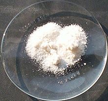 Certains fine poudre blanche sur un verre de montre de laboratoire
