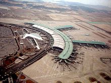 Vue aérienne inclinée de l'aéroport moderne. Les avions sont garée à côté de