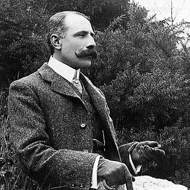 image d'un homme d'âge moyen des vêtements victoriens, vu en demi-profil droit. Il a un nez proéminent et romaine grosse moustache