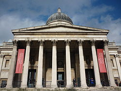 Le portique d'entrée donnant sur Trafalgar Square. L'inscription a été ajouté lors de travaux de rénovation sur le bâtiment en 2004-5. [41]