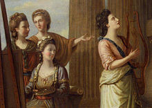 Détail d'une peinture, montrant quatre femmes vêtues de costumes classiques d'inspiration devant un pilier.