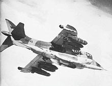 Un Harrier en vol, avec de grandes armes loadout dessous