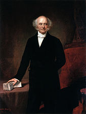 Un trois-quarts de longueur portrait peint d'un homme chauve avec des cheveux gris, debout avec sa main droite saisir une liasse de papiers couchés sur une table