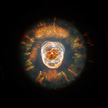 Coquille sphérique de la zone couleur de fond contre les étoiles. Noeuds cométaires comme complexes rayonnent vers l'intérieur depuis le bord à environ un tiers du chemin vers le centre. La moitié centre contient coquilles sphériques lumineux qui se chevauchent les uns les autres et avoir des bords rugueux. Lone étoile centrale est visible au milieu. Aucun étoiles d'arrière-plan sont visibles.