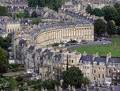 Vue aérienne d'une terrasse semi-circulaire de maisons avec des façades correspondant mais une variété de styles différents à l'arrière