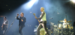 U2 effectuer sur une scène de concert.