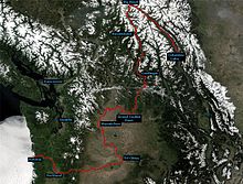 Vue par satellite modification du bassin versant du fleuve Columbia montrant le cours de la rivière en rouge de Columbia Lake en Colombie-Britannique, au Canada, à Astoria, Oregon, aux États-Unis. Les cartes montre que la rivière, bien que circulant en moyenne dans une direction sud-ouest de la source à la bouche, change de direction fortement du nord-ouest au sud à Big Bend au Canada, du sud-ouest, près de Grand Coulee Dam à Washington, de l'ouest à sud, près de Wenatchee , Washington, et du sud-ouest près de la région de Tri-Cities à Washington.