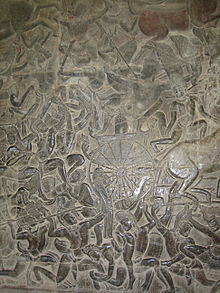 Un allégement de la pierre noire représentant un certain nombre d'hommes portant une couronne et un dhoti, se battre avec des lances, des épées et des arcs. Un chariot avec la moitié du cheval sur le cadre est visible au milieu.